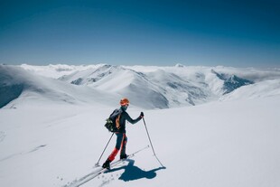 雪山中独行的滑雪者