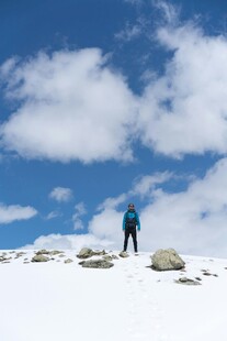 雪山顶上的徒步者
