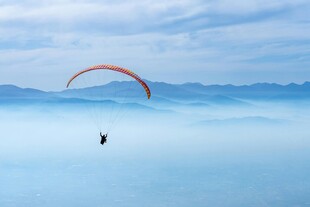 空中滑翔者云海之上翱翔