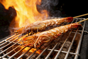 炭火上烤制的美味大虾