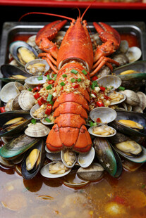 龙虾配贝类海鲜拼盘