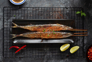 烤架上的美味烤鱼