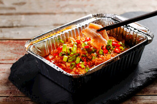 锡纸盘中的多彩美味食物