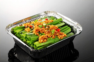 锡纸盘装蒜蓉烤秋葵