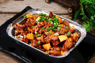 锡纸装的美味香辣炒鸡块