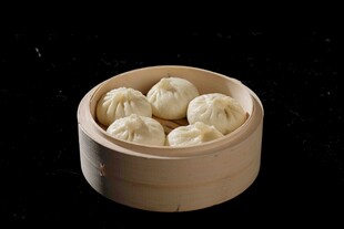 竹制蒸笼里的美味小笼包