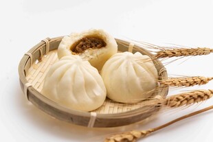 竹篮里的美味鲜肉包子