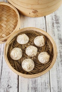 竹制蒸笼里的美味小笼包