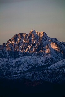 雪山晨曦美景