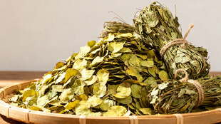 干荷叶堆放在竹制托盘上