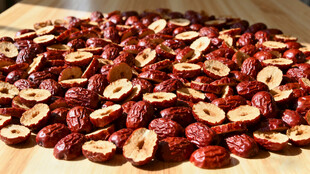 切片红枣摆放在案板上