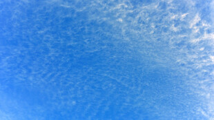 蔚蓝天空中的稀疏云朵