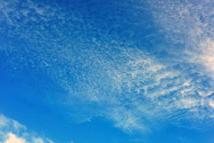 蔚蓝天空中的梦幻云朵