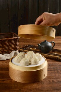 竹蒸笼里的美味包子