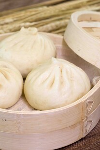 竹笼里的美味鲜肉包子