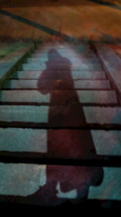 楼梯上的神秘人影