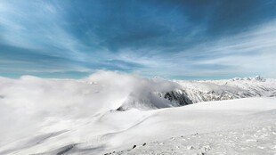 雪覆山峦