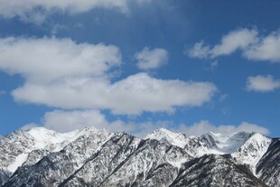 壮丽雪山蓝天美景
