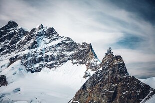 巍峨雪山壮丽景致