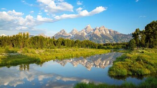 山间湖畔美景