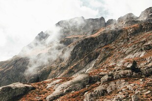 云雾缭绕的壮丽山峰