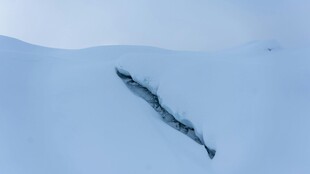 雪坡上的深色痕迹