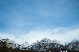 壮丽雪山蓝天美景