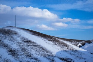 雪覆山丘