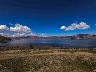湖畔蓝天美景
