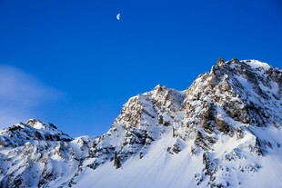 雪山之巅的皎洁月色