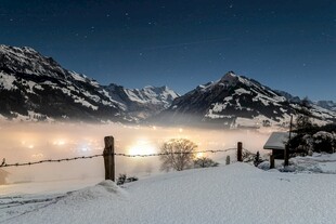 雪夜山间美景