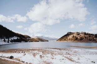 冬日湖畔雪景风光