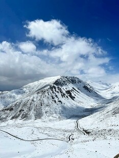 雪山蓝天美景