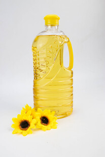 瓶装葵花籽油与向日葵花