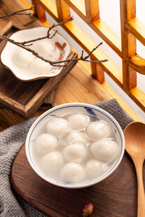 木桌上的美味汤圆