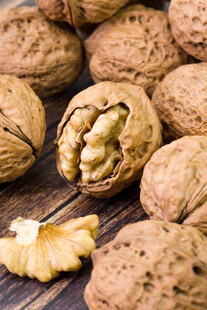 木桌上的美味核桃