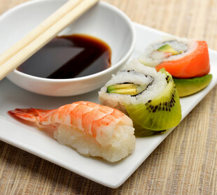 美味寿司配蘸料