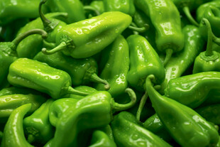 鲜绿饱满的青辣椒