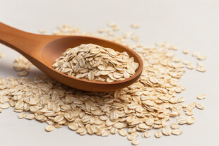 木勺中的燕麦片散落