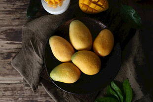 木盘上的新鲜金黄芒果