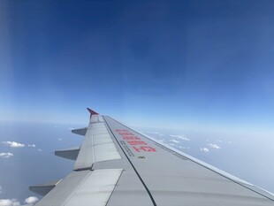 飞机机翼上的云端美景