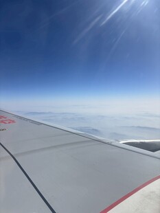 飞机机翼上的蓝天美景