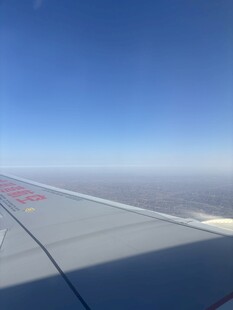 飞机机翼视角下的蓝天