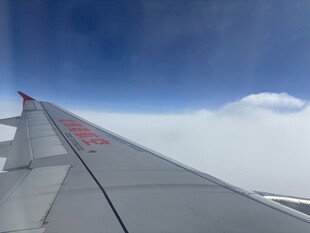 飞机机翼与高空云层景观