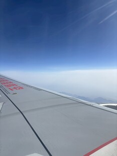 飞机机翼上的蓝天美景