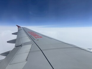 飞机机翼与高空景致