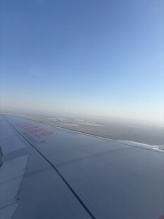 飞机窗外的广阔天际