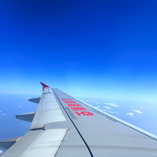 飞机机翼视角的高空美景