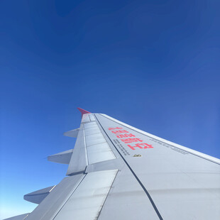 飞机机翼视角下的蓝天