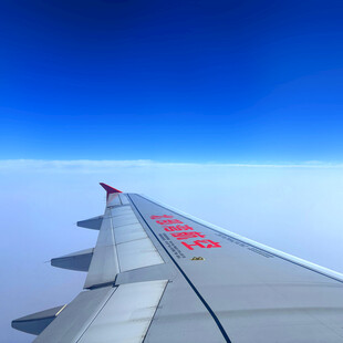 飞机机翼上的高空美景